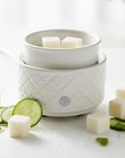 Diffuseur blanc avec 2 cubes de cire concombre dans la coupelle